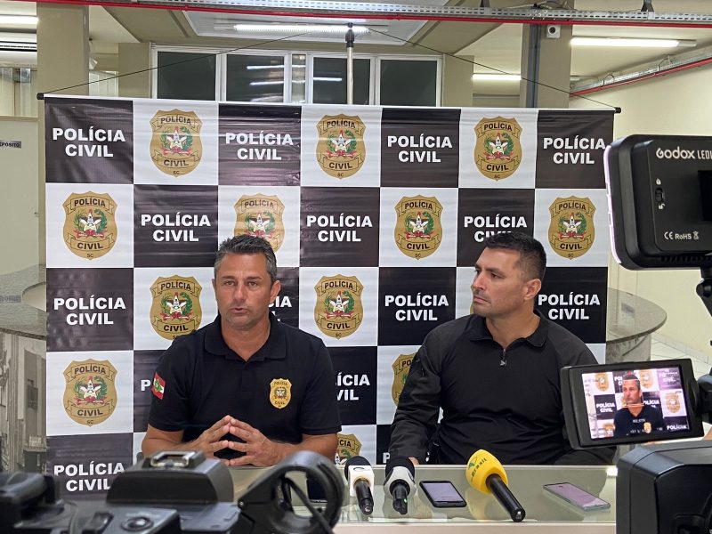 Em coletiva, os delegados Vitor Bianco Junior e Yuri Miqueluzzi deram detalhes da investigação &#8211; Foto: Richard Vieira/ND