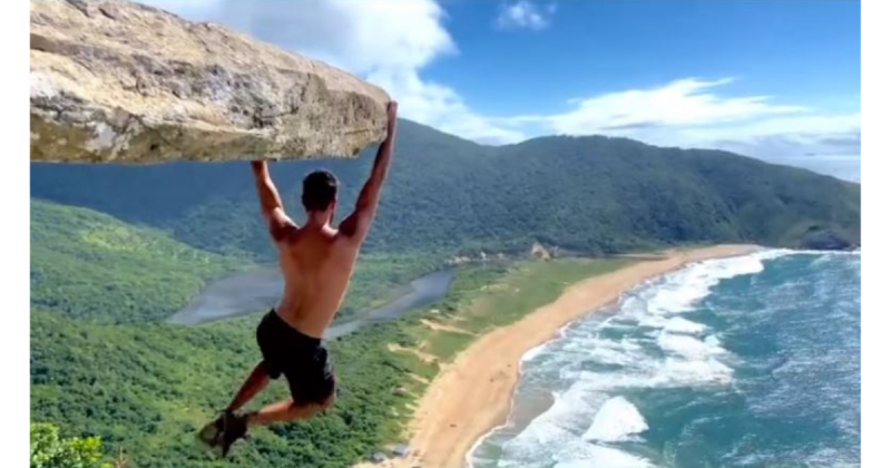 Homem publica v&iacute;deo pendurado em uma das pedras da Coroa das Pedras, no Sul da Ilha de Santa Catarina – Foto: @miquelgirones1/Reprodu&ccedil;&atilde;o/ND