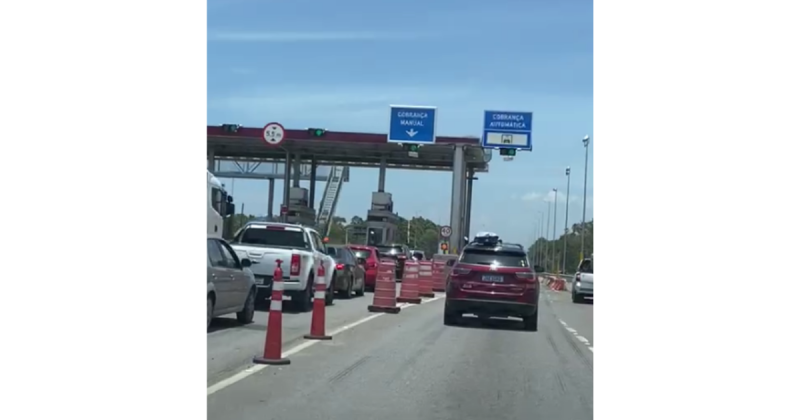 Filas extensas pr&oacute;ximas ao ped&aacute;gio de Tubar&atilde;o, no Sul de Santa Catarina, nesta segunda-feira – Foto: Karina Manarin/ND