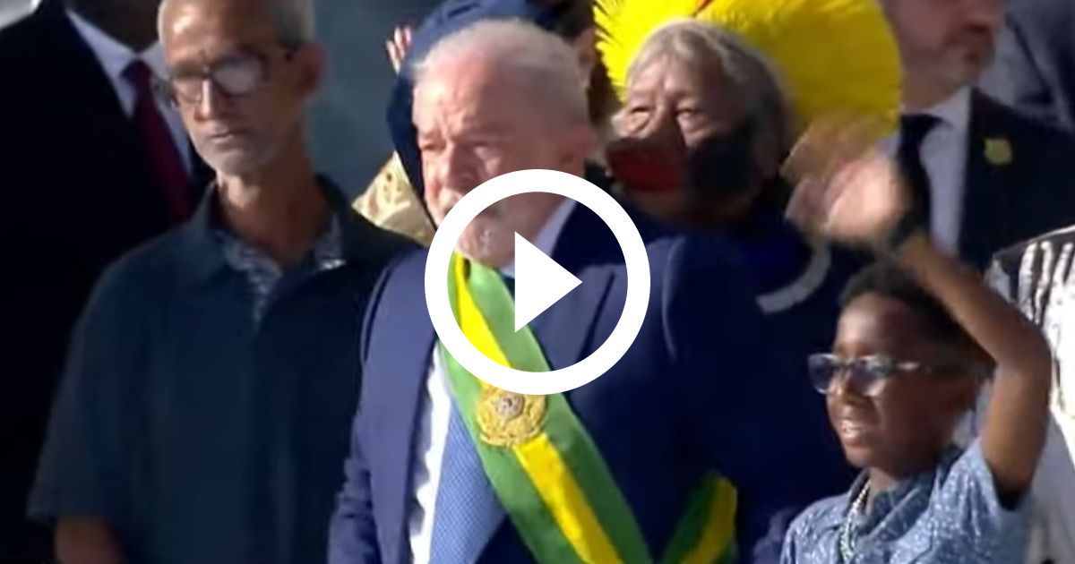Lula chorou ao receber a faixa do povo brasileiro em 2022, após derrotar Jair Bolsonaro nas urnasFoto: TV Brasil/Reprodução