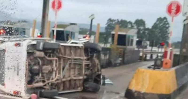Kombi tombou bem na entrada do ped&aacute;gio em Porto Belo – Foto: Reprodu&ccedil;&atilde;o/ND