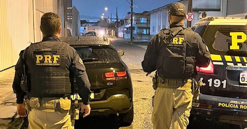 Carro foi identificado durante uma fiscaliza&ccedil;&atilde;o de rotina na BR-101 em Itaja&iacute; – Foto: PRF/Reprodu&ccedil;&atilde;o