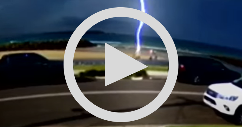 Banhista flagra o momento em que o garoto foi atingido por raio em praia da Austr&aacute;lia – Foto: YouTube/Reprodu&ccedil;&atilde;o/ND