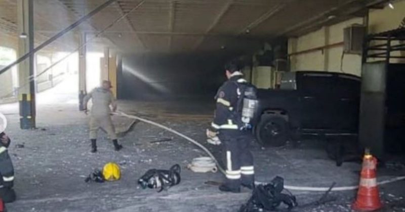 Bombeiros apagam fogo durante acidente – Foto: Bombeiros/Divulga&ccedil;&atilde;o/ND