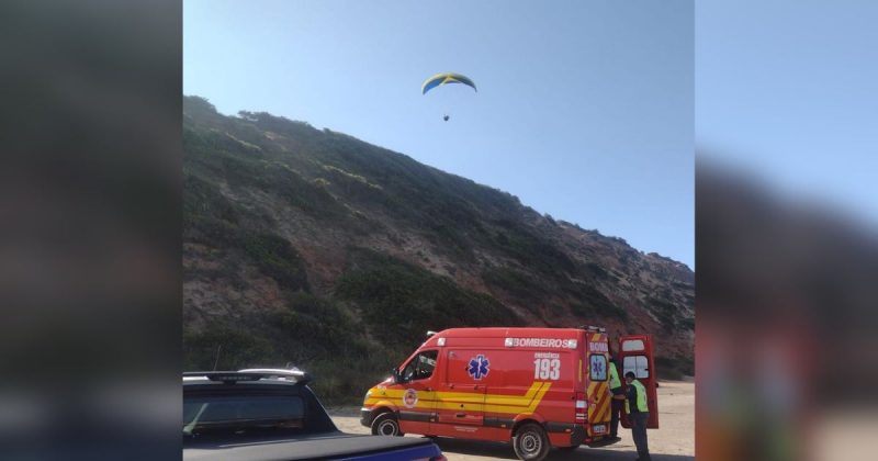 Voo de parapente termina em colis&atilde;o e queda de 15m de altura em praia de Imbituba – Foto: CBM/Divulga&ccedil;&atilde;o/ND