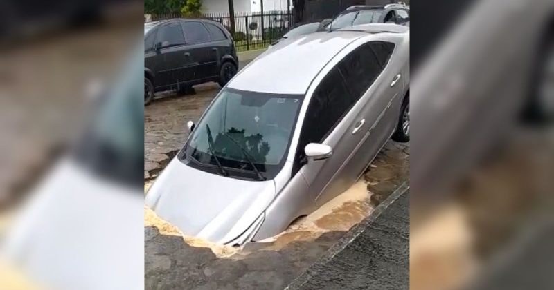 Lajotas cedem e carro tem a frente ‘engolida’ por buraco em Ararangu&aacute; – Foto: @uaaau.oficial/Reprodu&ccedil;&atilde;o/ND