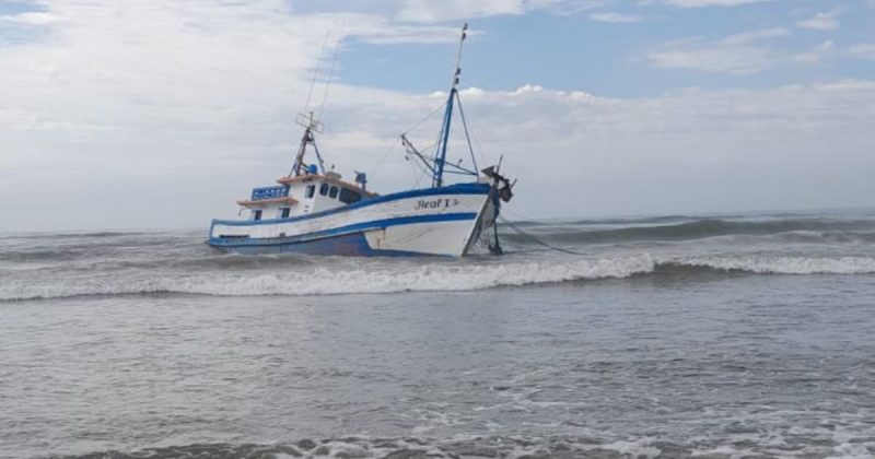 Barco de Itaja&iacute; encalha em praia de Jaguaruna ap&oacute;s tripulantes se perderem em cerra&ccedil;&atilde;o – Foto: Divulga&ccedil;&atilde;o/ND