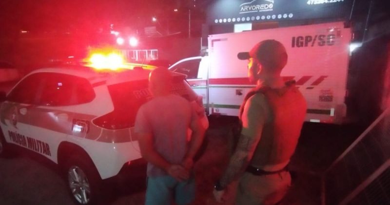 Policiais encontraram vizinho suspeito em claro estado de embriaguez – Foto: Pol&iacute;cia Militar/Divulga&ccedil;&atilde;o