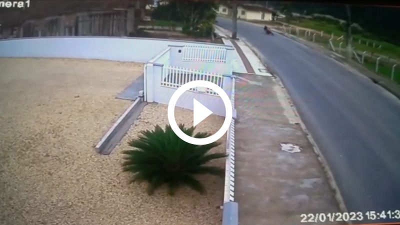 Condutor da moto acabou morrendo no local do acidente, de acordo com Bombeiros – Foto: Imagens cedidas/R&aacute;dio Cidade de Brusque/Divulga&ccedil;&atilde;o/ND