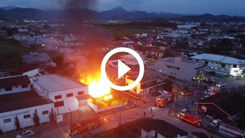 Casa de madeira foi totalmente destru&iacute;da por inc&ecirc;ndio no final da tarde de segunda-feira (23) – Foto: Imagens cedidas/Paulo Flores/ND
