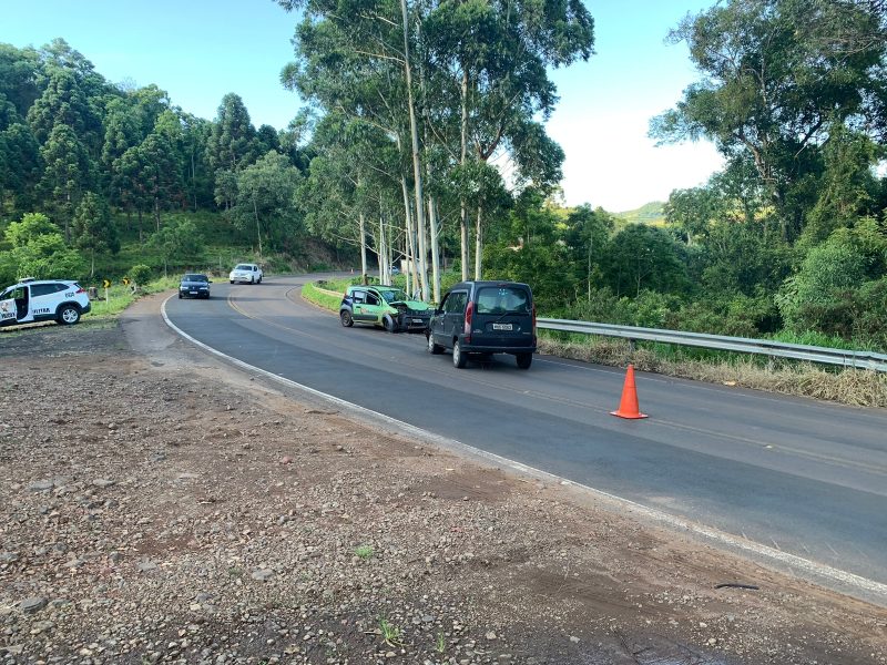 O v&iacute;deo mostra o momento em que o carro perde o controle e colide em outro. &mdash; Foto: Corpo de Bombeiros/Reprodu&ccedil;&atilde;o/ND