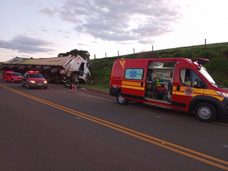 O motorista ficou ferido ao tombar com a carreta que conduzia. &mdash; Foto: Corpo de Bombeiros/Reprodu&ccedil;&atilde;o/ND
