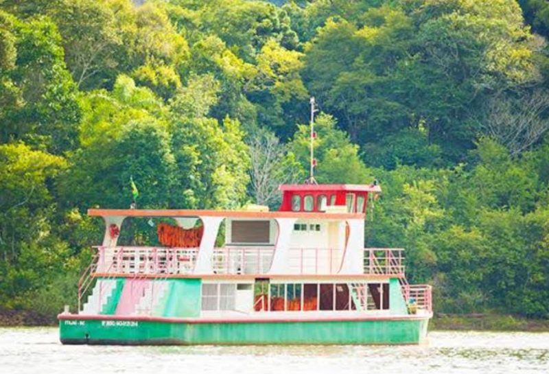 Grupo com 42 turistas fico &agrave; deriva em It&aacute; &mdash; Foto: Corpo de Bombeiros Militar/Reprodu&ccedil;&atilde;o/ND