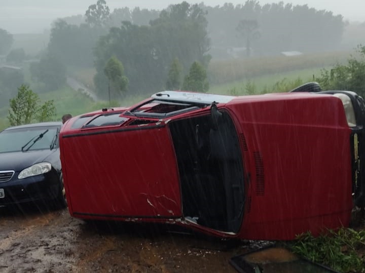 O carro capotou e dois homens foram ejetados ap&oacute;s acidente em Quilombo. &mdash; Foto: Corpo de Bombeiros/Reprodu&ccedil;&atilde;o/ND