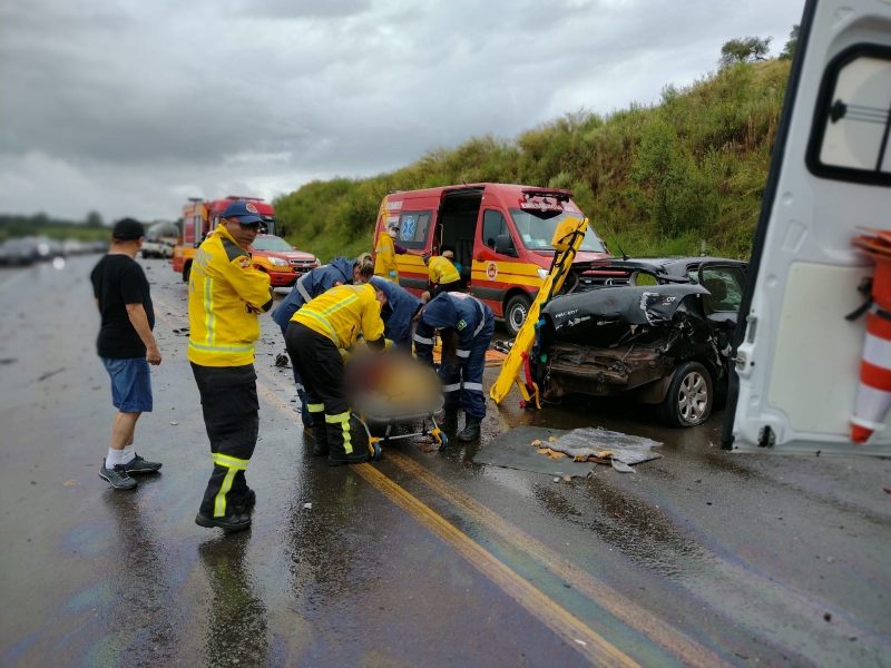 Um acidente entre carro, camioneta e caminh&atilde;o deixa homem preso &agrave;s ferragens em Curitibanos. &mdash; Foto: Corpo dos Bombeiros/Reprodu&ccedil;&atilde;o/ND