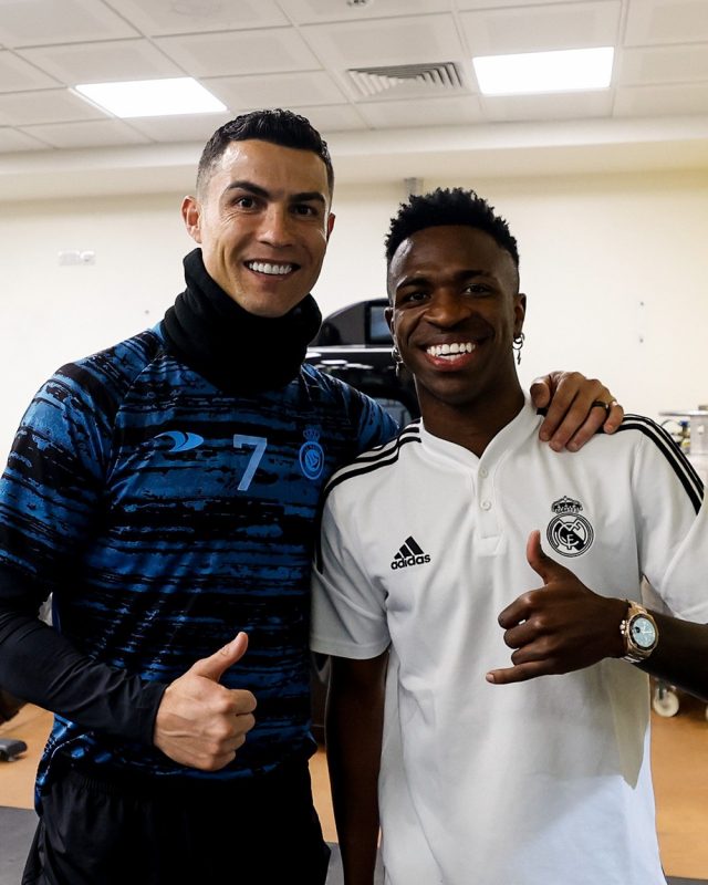 Cristiano Ronaldo e Vini Jr posaram juntos antes de treino do Al-Nassr