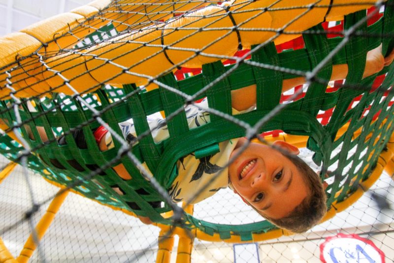 Crian&ccedil;a se divertindo no Labirinto M&aacute;gico – Foto: Leo Munhoz/ND