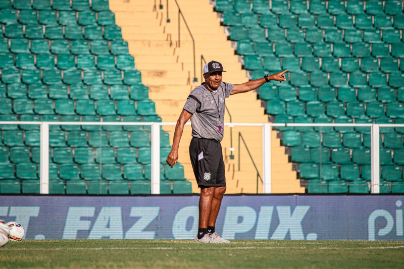 Cristóvão Borges durante treino do Figueirense 