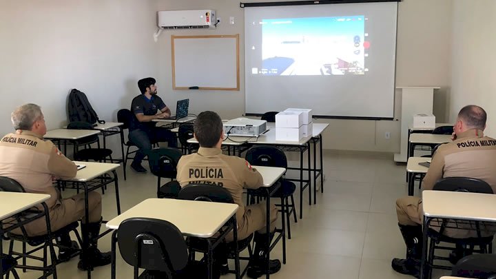 Policiais receberam instruções para utilizar os novos drones