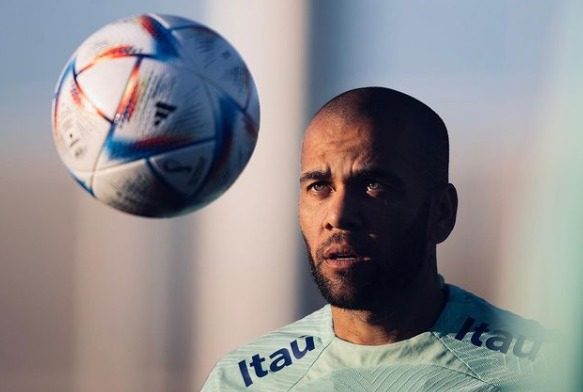Imagens mostram que atleta e mulher permaneceram por 15 minutos em um banheiro – Foto: @lucasfigfoto/Instagram Daniel Alves/ Reprodu&ccedil;&atilde;o ND
