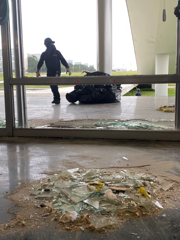 S&oacute; os vidros nas fachadas t&ecirc;m custo estimado em R$ 100 mil – Foto: Danila Bernardes/ND