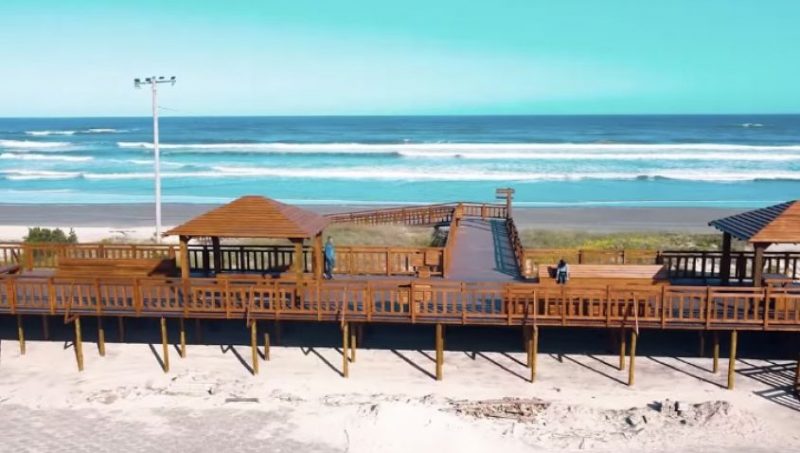 O Deck na praia de Morro dos Conventos, no Sul de SC, ser&aacute; inaugurado nesta sexta-feira (20). – Foto: Divulga&ccedil;&atilde;o