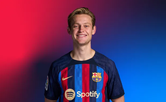 De Jong na chegada ao Barcelona – Foto: Barcelona/Divulga&ccedil;&atilde;o