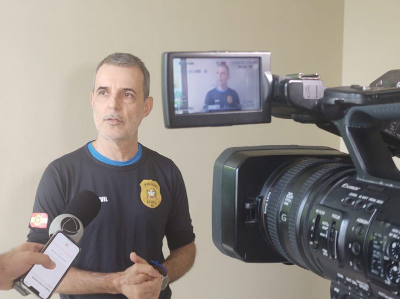 Delegado Dirceu Silveira J&uacute;nior ouve testemunhas durante o domingo (8) – Foto: Adriano Mendes/NDTV