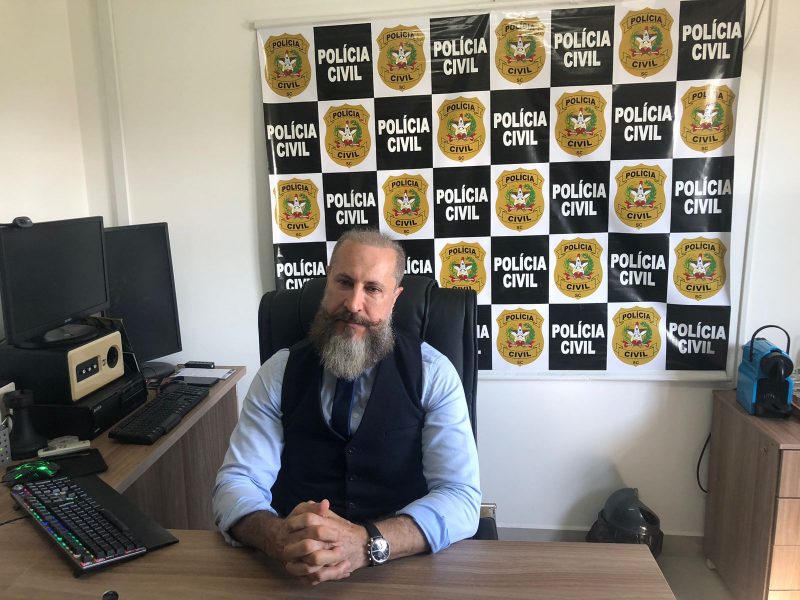 Delegado Jair Duarte deu detalhes do crime em entrevista coletiva nesta segunda-feira (23) – Foto: Beatriz Formanski/NDTV