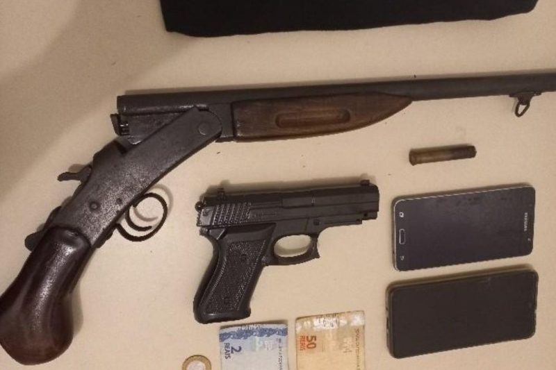 Pol&iacute;cia Militar apreendeu armas, celulares e dinheiro ap&oacute;s tentativa de roubo na zona Sul de Joinville – Foto: PM/Divulga&ccedil;&atilde;o