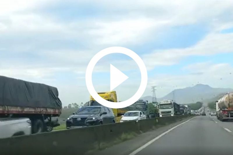 Fila no final da manh&atilde; j&aacute; ultrapassa os 60 Km no sentido Norte da BR-101 – Foto: Juliano Masselai/NDTV