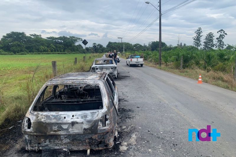 Carros foram encontrados incendiados na Estrada Timb&eacute;, zona Norte de Joinville – Foto: Mikael Melo/NDTV