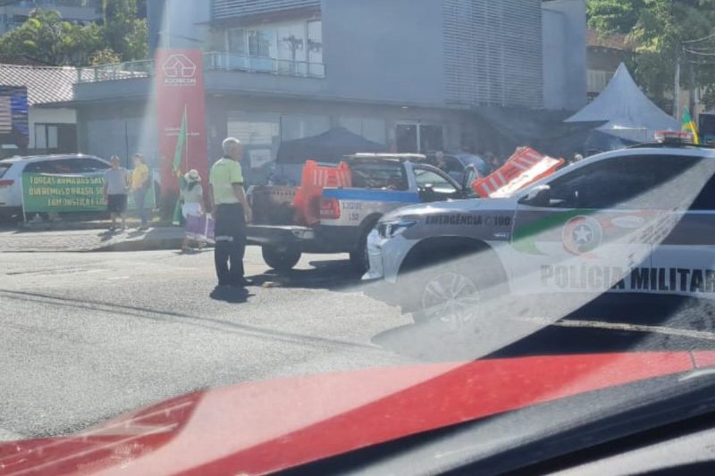 Pol&iacute;cia come&ccedil;a a desocupar alojamento em frente ao 62&ordm; BI, em Joinville – Foto: NDTV