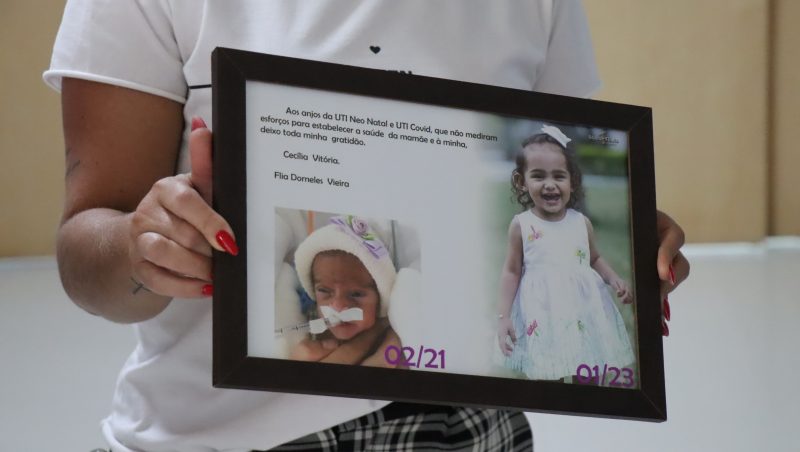 P&acirc;mela trouxe quadro para eternizar agradecimento – Foto: Rafael Mendes/PMBC/Reprodu&ccedil;&atilde;o/ND