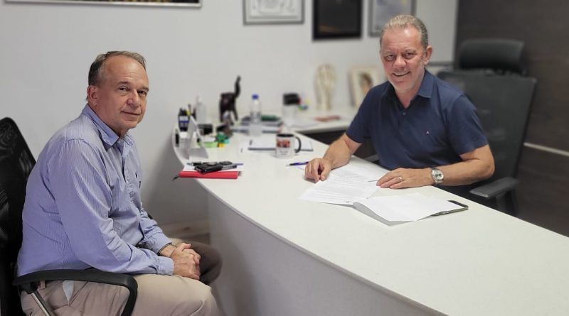 O diretor-presidente da Diamante Energia, Pedro Akos Litsek encontrou-se com o prefeito Joares Ponticelli, de Tubar&atilde;o. – Foto: Divulga&ccedil;&atilde;o