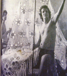 Dico durante a produ&ccedil;&atilde;o de carro aleg&oacute;rico – Foto: Biblioteca P&uacute;blica do Estado/Divulga&ccedil;&atilde;o/ND