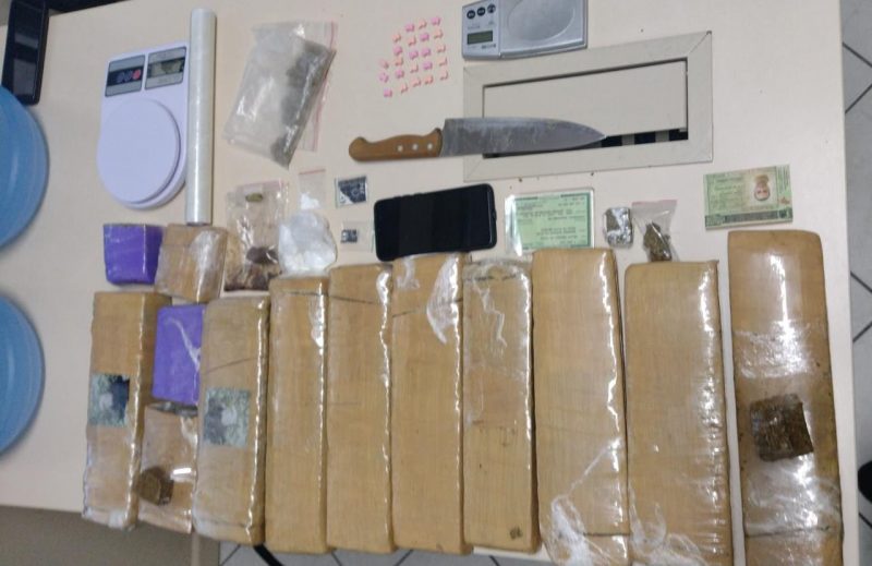 Homem &eacute; preso por portar mais de 11kg de drogas em resid&ecirc;ncia – Foto: PM-SJ/Divulga&ccedil;&atilde;o/ND