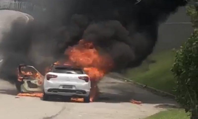 Carro pegou fogo ap&oacute;s a sa&iacute;da da ponte que liga a Ilha de Santa Catarina com a parte continental – Foto: @Ricard0Pastrana/Reprodu&ccedil;&atilde;o/ND