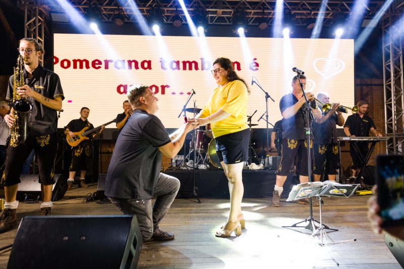 Ap&oacute;s 10 anos de namoro, mulher &eacute; pedida em casamento na Festa Pomerana: ‘n&atilde;o imaginava’ – Foto: Daniel Zimmermann/Reprodu&ccedil;&atilde;o/ND