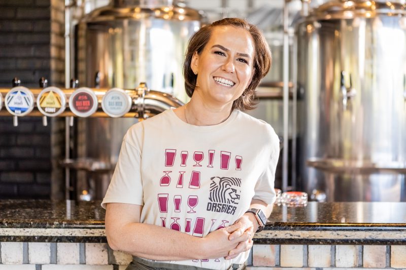 Empreendedora, Larissa refor&ccedil;a o protagonismo e a vis&atilde;o feminina que levam ao mercado um diferencial, contribuindo para o desenvolvimento do setor – Foto: Das Bier Cervejaria/Divulga&ccedil;&atilde;o