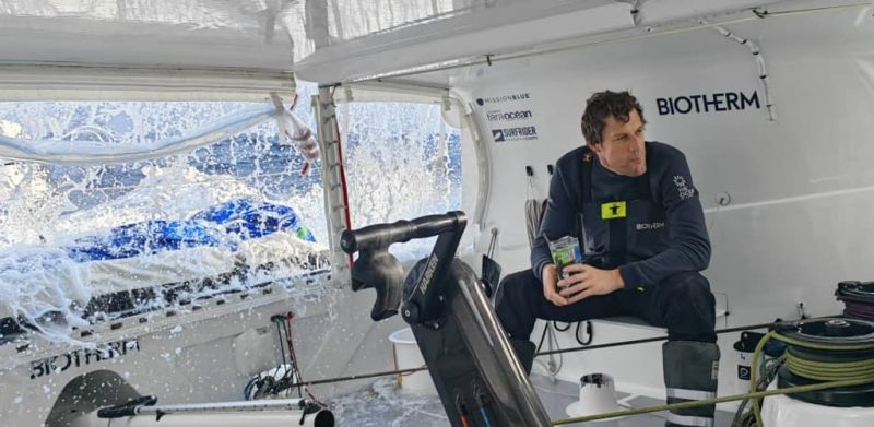 19 January 2023, Leg 1 onboard Biotherm: Paul Meilhat during lunch with the waves hitting. – Foto: Minghao Zhangh / Biotherm/ND
