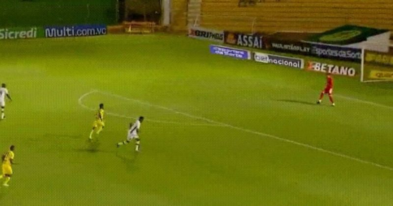 Goleiro vai pisar na bola, erra e complica ex-zagueiro do Avaí