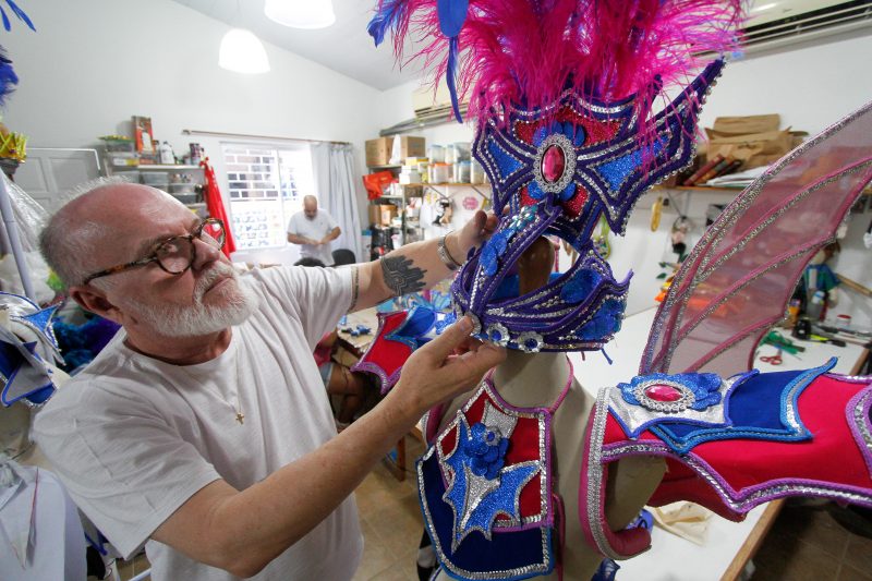 Carnavalesco Jos&eacute; Alfredo Beir&atilde;o &eacute; respons&aacute;vel pelas cria&ccedil;&otilde;es das fantasias da Acad&ecirc;micos do Sul da Ilha – Foto: Leo Munhoz/ND
