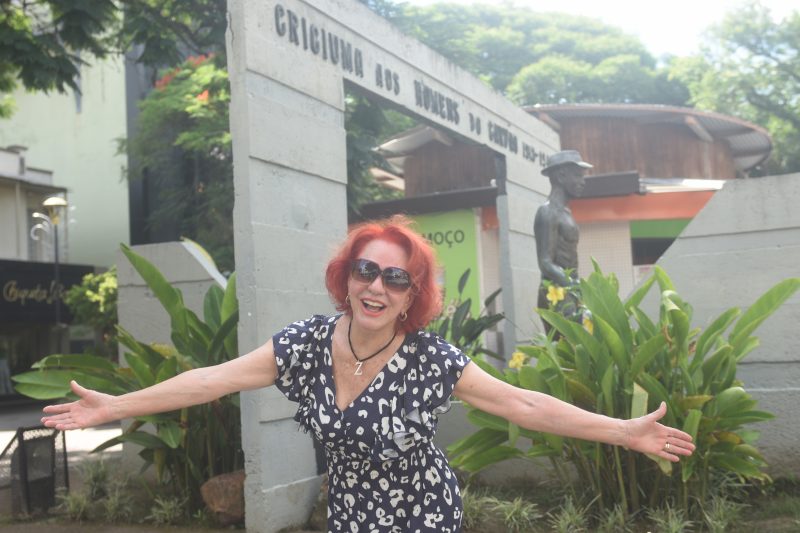 Zuleide na Pra&ccedil;a Nereu Ramos. “Me transporta a minha juventude, de passear depois da missa de domingo. Pegava minhas amigas e d&aacute;vamos voltas na pra&ccedil;a uma grudadinha a outra, para ver os rapazes que ficavam parados nas cal&ccedil;adas”, recorda – Foto: Ulisses Job/Divulga&ccedil;&atilde;o/ND