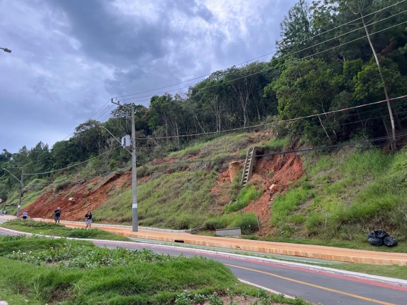 Encosta da Estrada da Rainha sofreu deslizamentos devido &agrave;s chuvas – Foto: Prefeitura de Balne&aacute;rio Cambori&uacute;/Divulga&ccedil;&atilde;o/ND