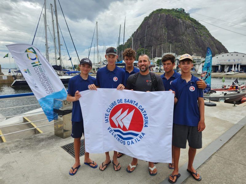 Experi&ecirc;ncia no mar: Bruno Fontes (de camisa preta) com os demais integrantes da equipe de Florian&oacute;polis do Iate Clube Veleiros da Ilha – Foto: Alexandre Neves/ Divulga&ccedil;&atilde;o/ Veleiros da Ilha