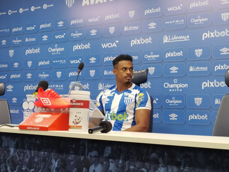 Fabrício Baiano durante apresentação no Leão da Ilha