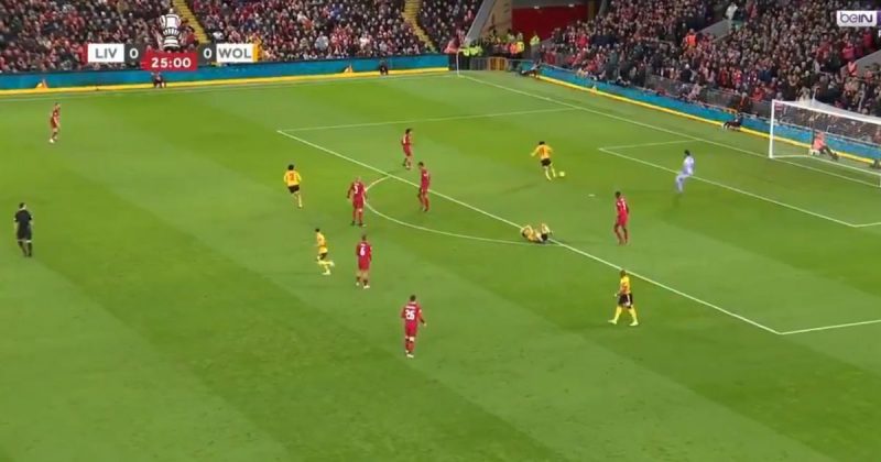 Goleiro da seleção brasileira, Alisson comete falha bizarra na Inglaterra