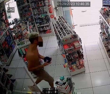 Uma farm&aacute;cia tamb&eacute;m foi alvo da a&ccedil;&atilde;o do suspeito – Foto: Pol&iacute;cia Militar/Reprodu&ccedil;&atilde;o/ND