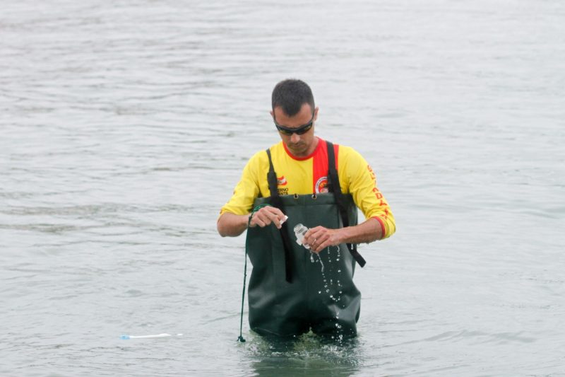 Felipe retornando da &aacute;gua ap&oacute;s coleta – Foto: Leo Munhoz/ND